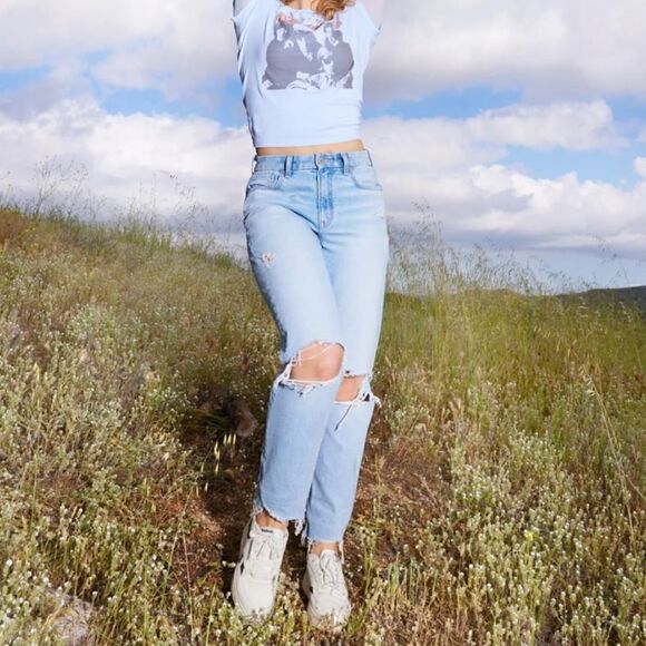 America Eagle jeans curvy mom light wash, distressed, size 0 - Picture 4 of 11